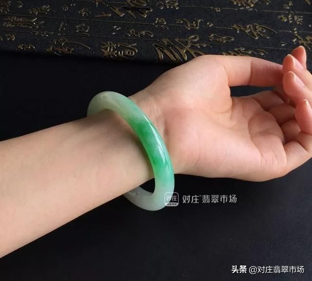关于翡翠手镯 扁条的信息-第9张图片-翡翠网 关于翡翠手镯 扁条的信息-第9张图片-翡翠网