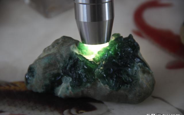 关于是不是翡翠原石都有苍蝇刺的信息-第1张图片-翡翠网 关于是不是翡翠原石都有苍蝇刺的信息-第1张图片-翡翠网