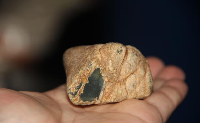 关于是不是翡翠原石都有苍蝇刺的信息-第2张图片-翡翠网 关于是不是翡翠原石都有苍蝇刺的信息-第2张图片-翡翠网