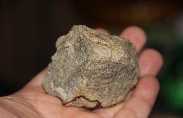 关于是不是翡翠原石都有苍蝇刺的信息-第3张图片-翡翠网 关于是不是翡翠原石都有苍蝇刺的信息-第3张图片-翡翠网