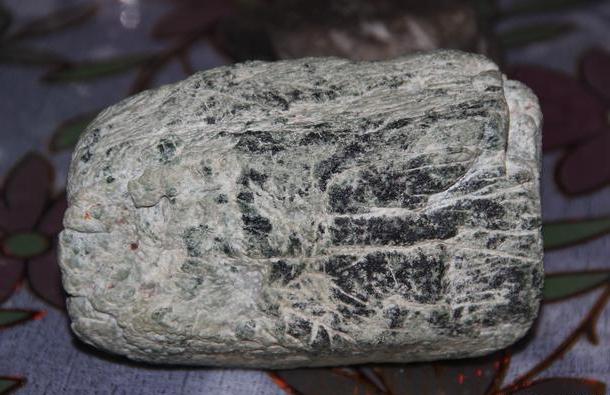 关于是不是翡翠原石都有苍蝇刺的信息-第4张图片-翡翠网 关于是不是翡翠原石都有苍蝇刺的信息-第4张图片-翡翠网