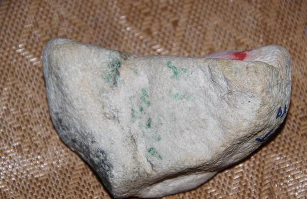 关于是不是翡翠原石都有苍蝇刺的信息-第5张图片-翡翠网 关于是不是翡翠原石都有苍蝇刺的信息-第5张图片-翡翠网