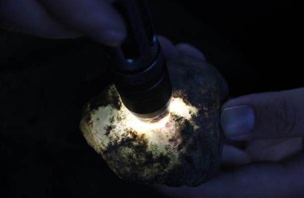 关于是不是翡翠原石都有苍蝇刺的信息-第6张图片-翡翠网 关于是不是翡翠原石都有苍蝇刺的信息-第6张图片-翡翠网