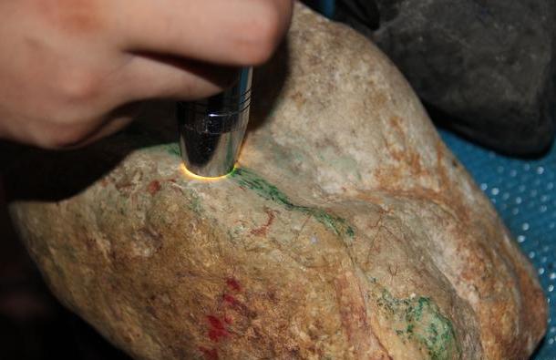 关于是不是翡翠原石都有苍蝇刺的信息-第7张图片-翡翠网 关于是不是翡翠原石都有苍蝇刺的信息-第7张图片-翡翠网