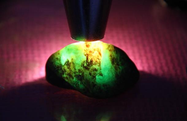 关于是不是翡翠原石都有苍蝇刺的信息-第9张图片-翡翠网 关于是不是翡翠原石都有苍蝇刺的信息-第9张图片-翡翠网