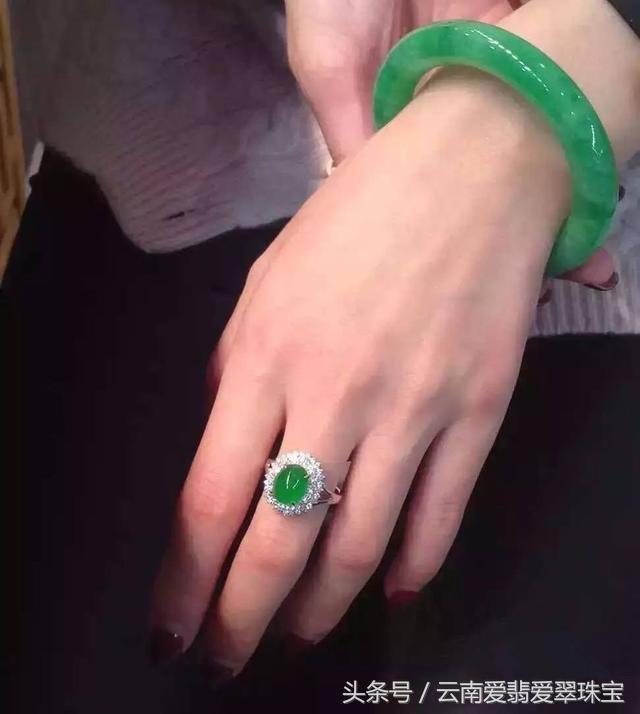 翡翠的鉴别方法敲打法的简单介绍-第1张图片-翡翠网 翡翠的鉴别方法敲打法的简单介绍-第1张图片-翡翠网