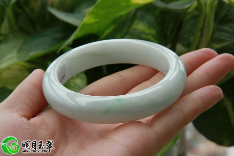 翡翠糯冰手镯价格的简单介绍-第1张图片-翡翠网 翡翠糯冰手镯价格的简单介绍-第1张图片-翡翠网