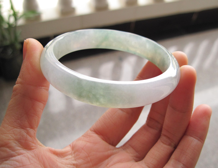 翡翠糯冰手镯价格的简单介绍-第2张图片-翡翠网 翡翠糯冰手镯价格的简单介绍-第2张图片-翡翠网