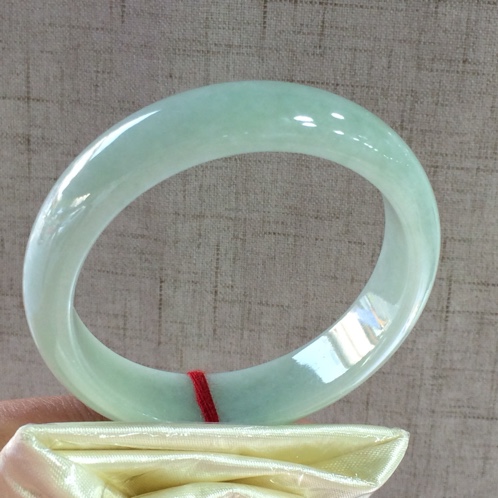 冰豆种翡翠手镯的简单介绍-第1张图片-翡翠网 冰豆种翡翠手镯的简单介绍-第1张图片-翡翠网