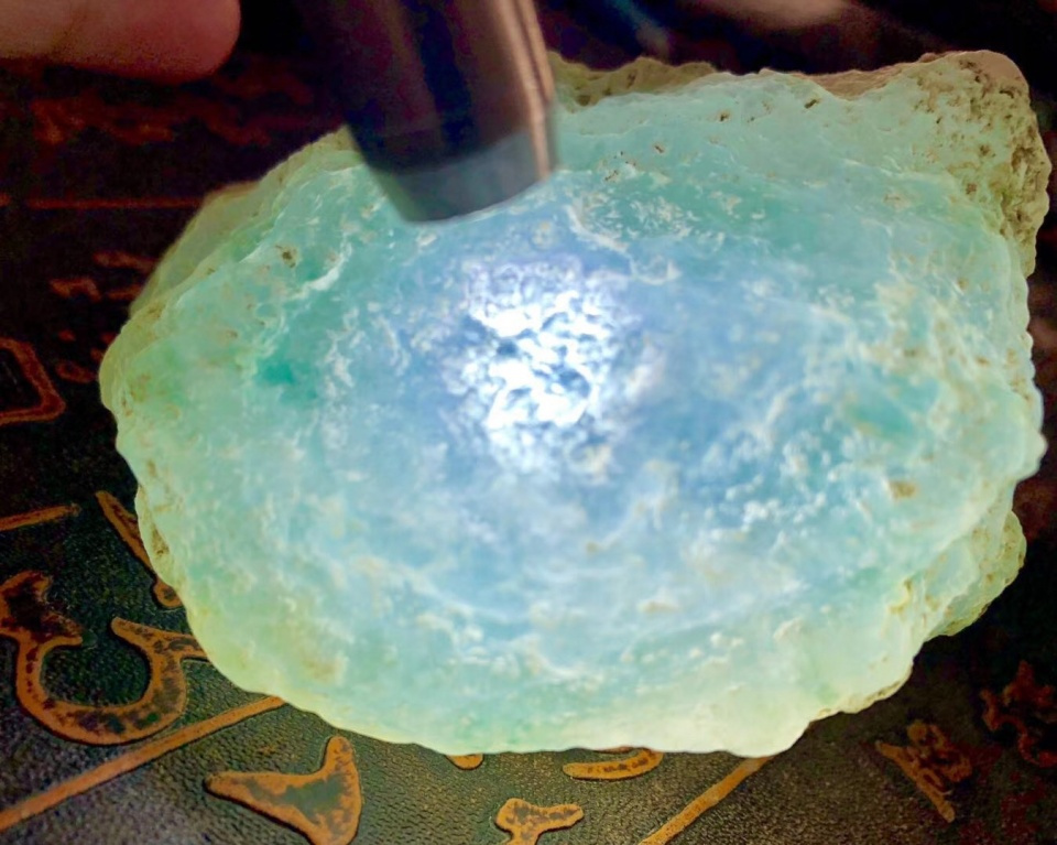 翡翠原石鉴别新手入门翡翠原石主要是集中在我国哪里-第1张图片-翡翠网 翡翠原石鉴别新手入门翡翠原石主要是集中在我国哪里-第1张图片-翡翠网