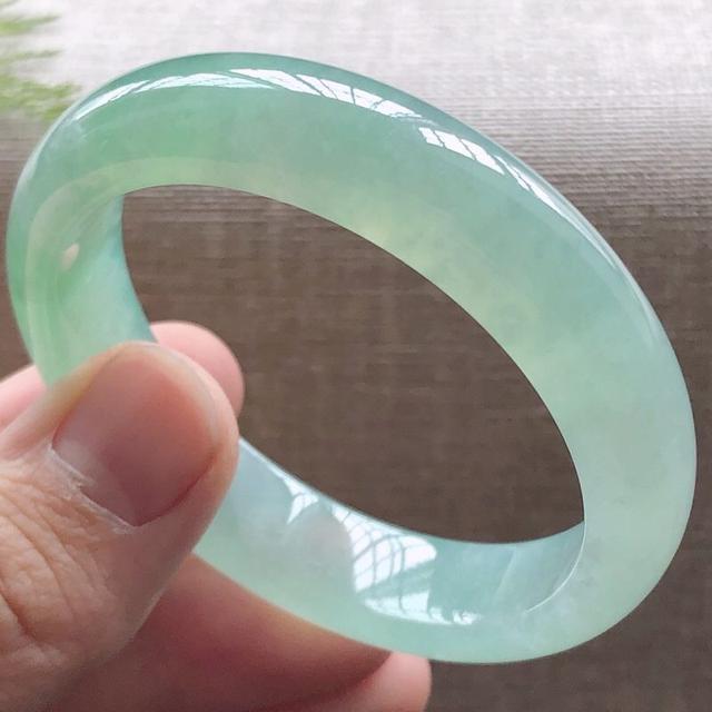 宽条糯种翡翠手镯的简单介绍-第6张图片-翡翠网 宽条糯种翡翠手镯的简单介绍-第6张图片-翡翠网