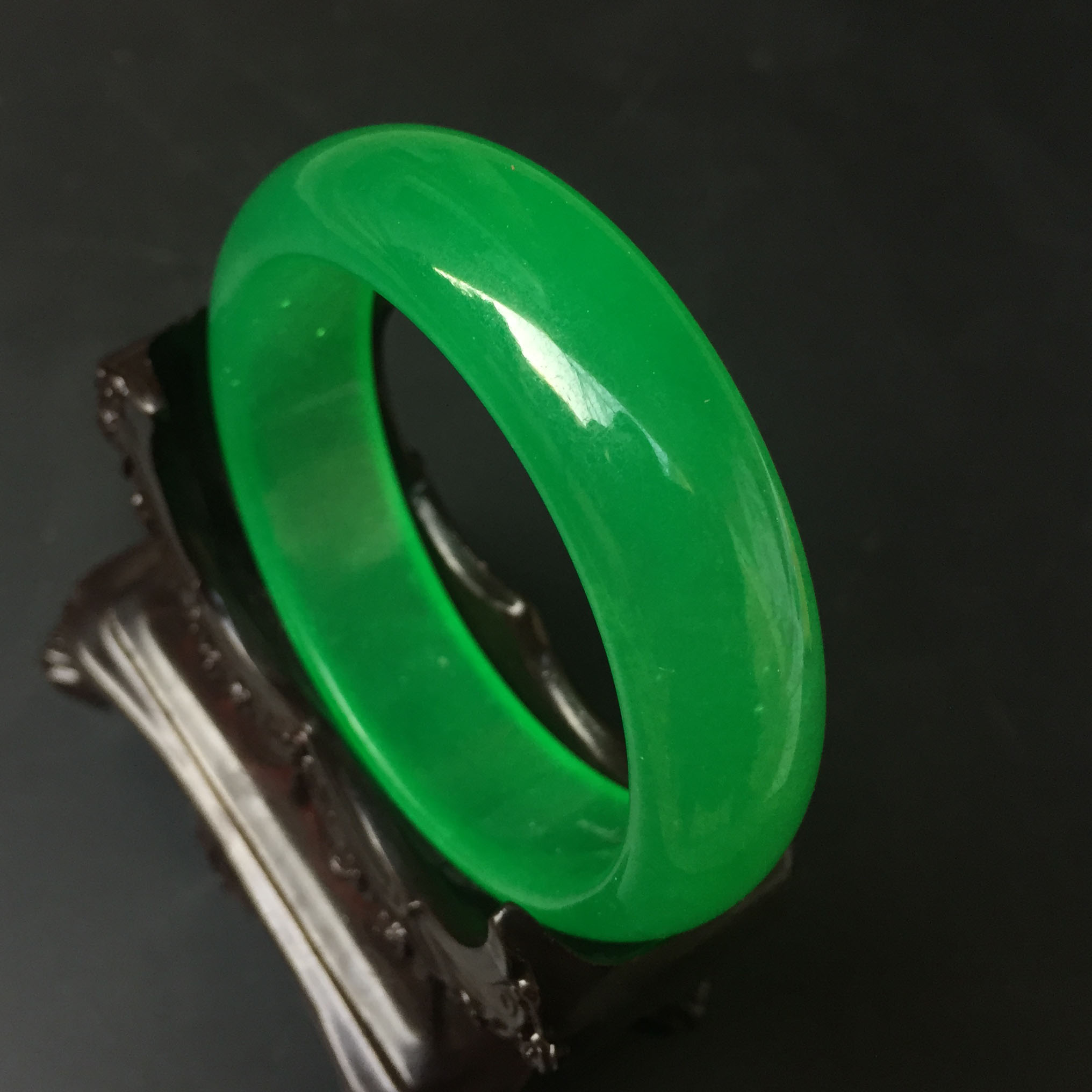 翡翠墨绿色手镯的简单介绍-第1张图片-翡翠网 翡翠墨绿色手镯的简单介绍-第1张图片-翡翠网