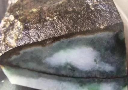 翡翠原石有黄雾还会嫩吗的简单介绍-第2张图片-翡翠网 翡翠原石有黄雾还会嫩吗的简单介绍-第2张图片-翡翠网