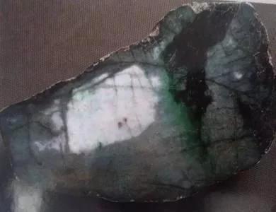 翡翠原石有黄雾还会嫩吗的简单介绍-第3张图片-翡翠网 翡翠原石有黄雾还会嫩吗的简单介绍-第3张图片-翡翠网