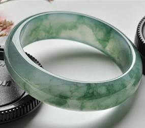 灰绿翡翠手镯的简单介绍-第2张图片-翡翠网