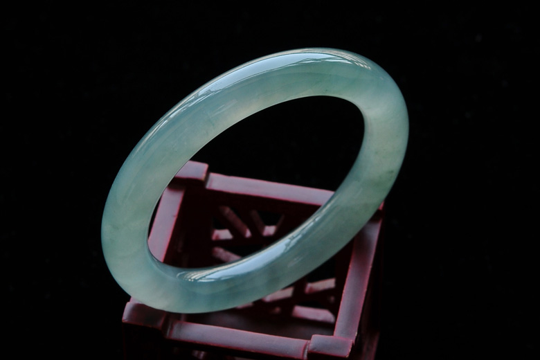 手镯 玉还是翡翠好的简单介绍-第2张图片-翡翠网 手镯 玉还是翡翠好的简单介绍-第2张图片-翡翠网