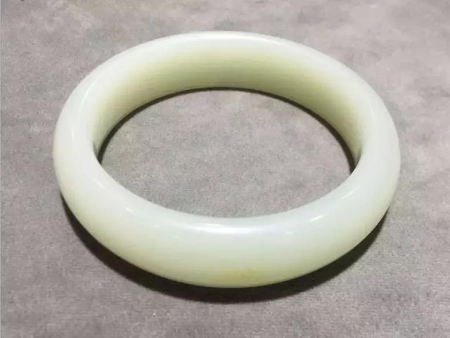 关于翡翠手镯好还是和田玉手镯好的信息-第1张图片-翡翠网 关于翡翠手镯好还是和田玉手镯好的信息-第1张图片-翡翠网