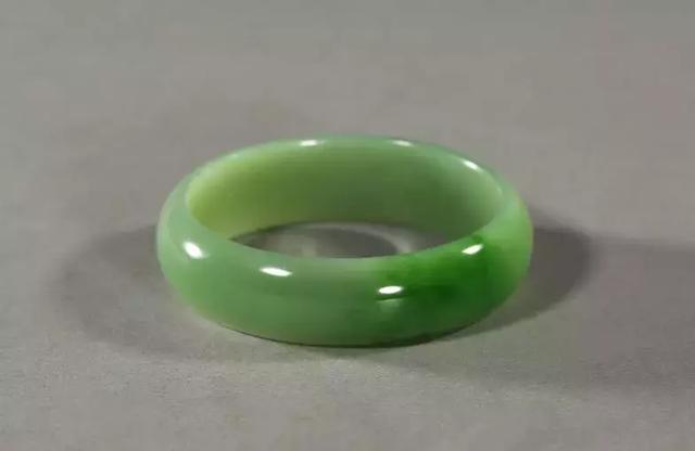 关于翡翠手镯好还是和田玉手镯好的信息-第2张图片-翡翠网 关于翡翠手镯好还是和田玉手镯好的信息-第2张图片-翡翠网