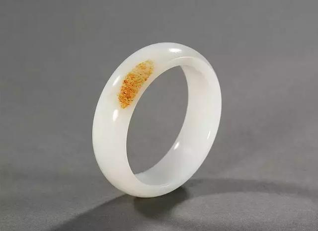 关于翡翠手镯好还是和田玉手镯好的信息-第3张图片-翡翠网 关于翡翠手镯好还是和田玉手镯好的信息-第3张图片-翡翠网