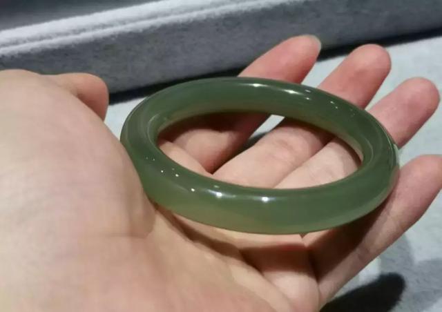 关于翡翠手镯好还是和田玉手镯好的信息-第5张图片-翡翠网 关于翡翠手镯好还是和田玉手镯好的信息-第5张图片-翡翠网