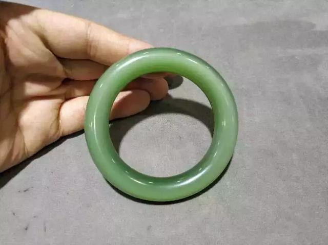 关于翡翠手镯好还是和田玉手镯好的信息-第6张图片-翡翠网 关于翡翠手镯好还是和田玉手镯好的信息-第6张图片-翡翠网