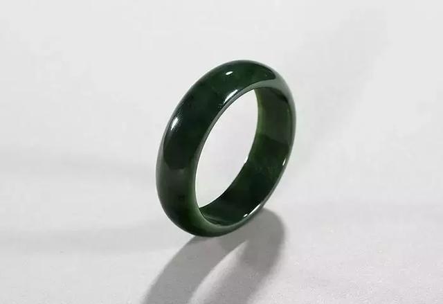 关于翡翠手镯好还是和田玉手镯好的信息-第7张图片-翡翠网 关于翡翠手镯好还是和田玉手镯好的信息-第7张图片-翡翠网