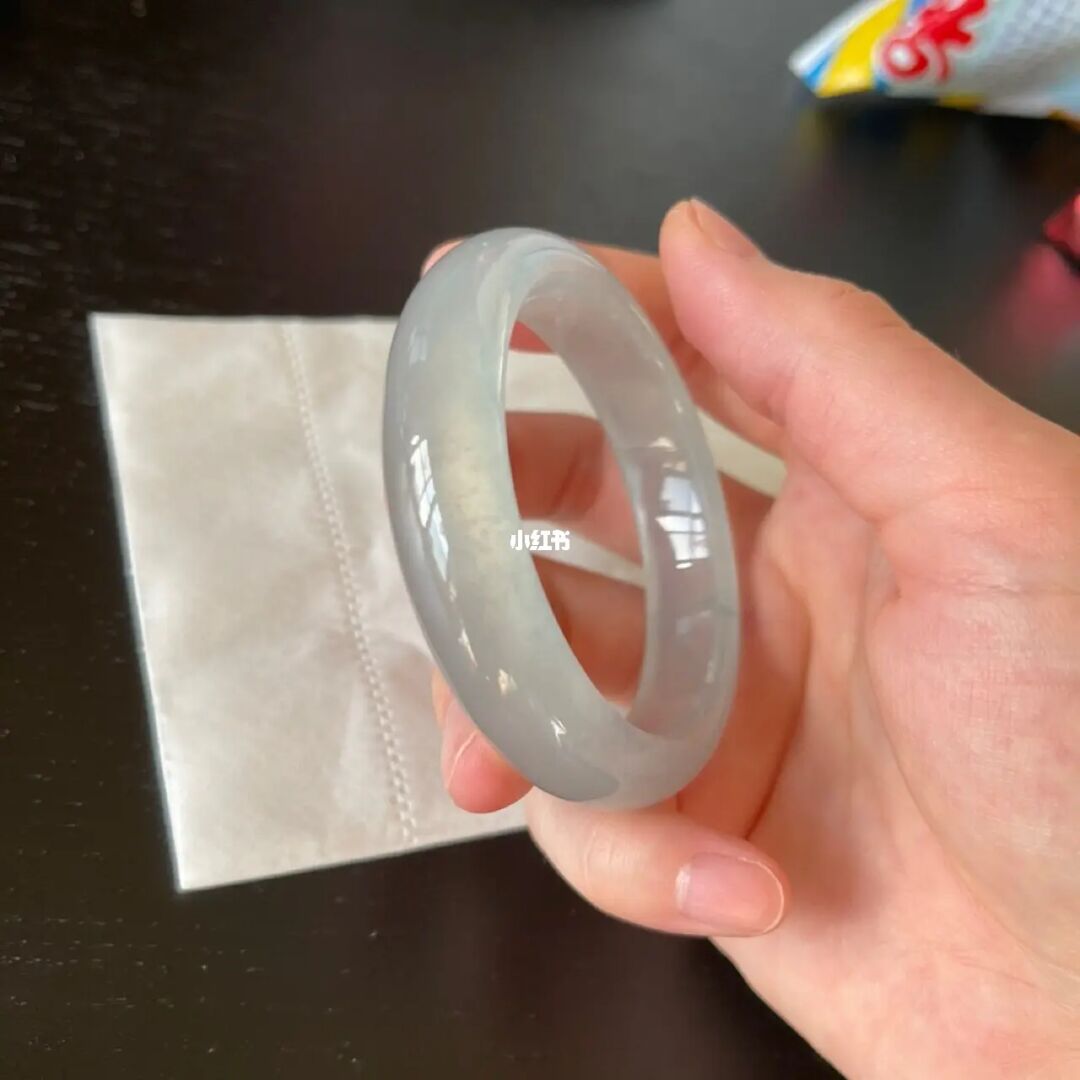 孕妇能带翡翠玉坠吗孕妇带翡翠手镯好吗-第1张图片-翡翠网 孕妇能带翡翠玉坠吗孕妇带翡翠手镯好吗-第1张图片-翡翠网