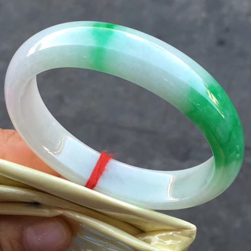 孕妇能带翡翠玉坠吗孕妇带翡翠手镯好吗-第2张图片-翡翠网 孕妇能带翡翠玉坠吗孕妇带翡翠手镯好吗-第2张图片-翡翠网