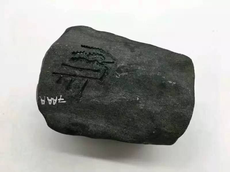 灰色会卡翡翠原石特点的简单介绍-第1张图片-翡翠网 灰色会卡翡翠原石特点的简单介绍-第1张图片-翡翠网