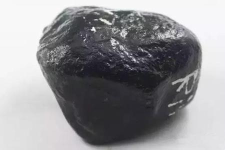 灰色会卡翡翠原石特点的简单介绍-第2张图片-翡翠网 灰色会卡翡翠原石特点的简单介绍-第2张图片-翡翠网