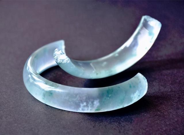 怎么判断玉已经戴活了,翡翠手镯戴太紧了怎么办-第1张图片-翡翠网 怎么判断玉已经戴活了,翡翠手镯戴太紧了怎么办-第1张图片-翡翠网