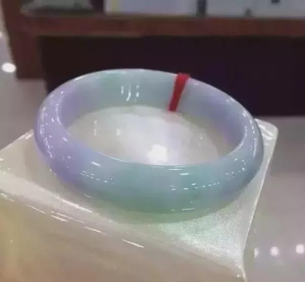 翡翠手镯的颜色特点取名假春带彩翡翠手镯鉴别-第1张图片-翡翠网 翡翠手镯的颜色特点取名假春带彩翡翠手镯鉴别-第1张图片-翡翠网