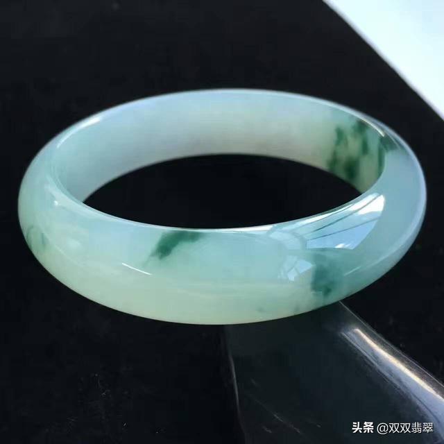 翡翠手镯的颜色特点取名假春带彩翡翠手镯鉴别-第2张图片-翡翠网 翡翠手镯的颜色特点取名假春带彩翡翠手镯鉴别-第2张图片-翡翠网