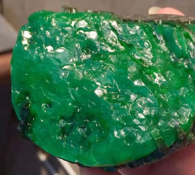 翡翠开窗原石帝王绿的简单介绍-第1张图片-翡翠网 翡翠开窗原石帝王绿的简单介绍-第1张图片-翡翠网