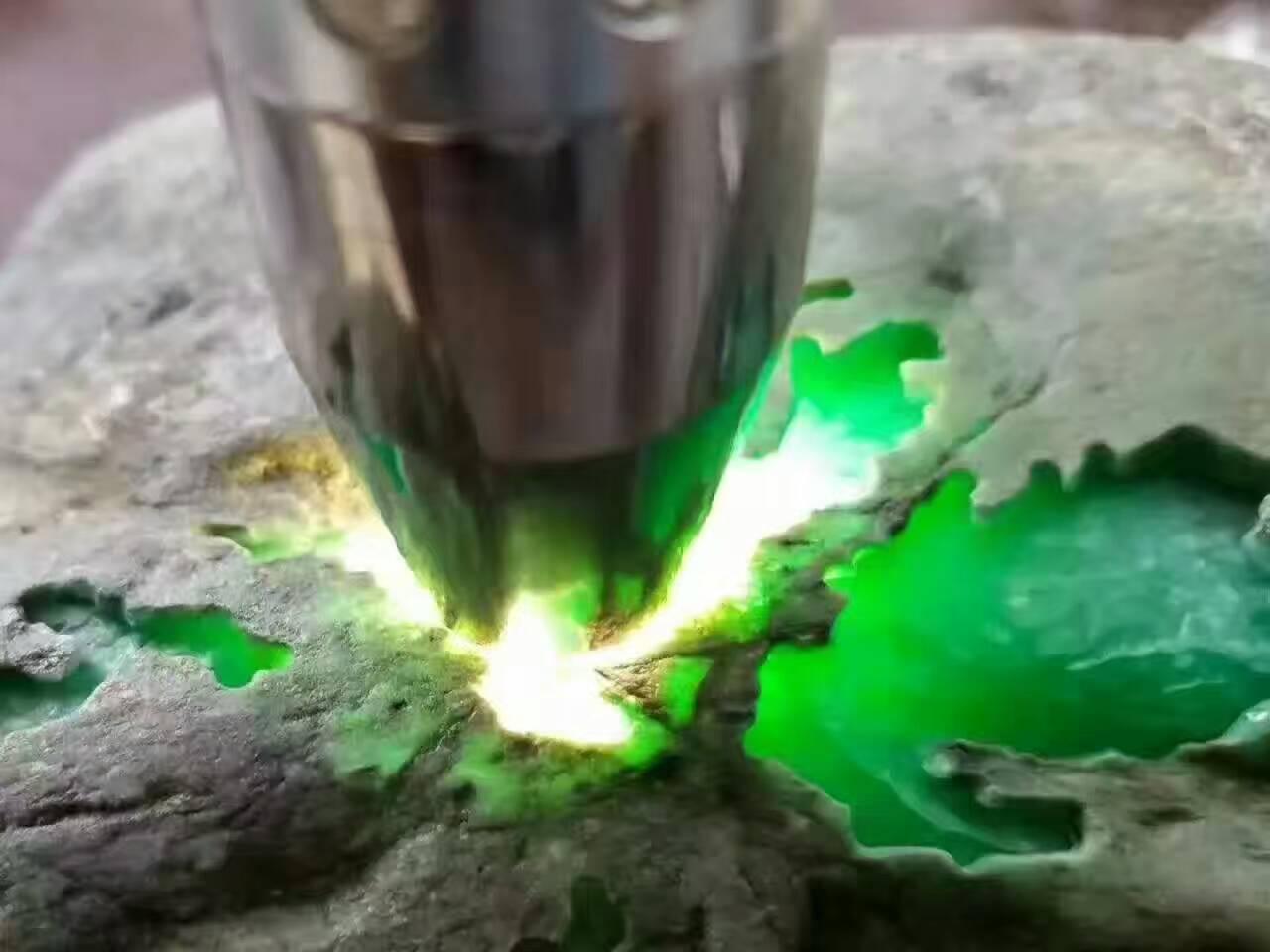 翡翠开窗原石帝王绿的简单介绍-第2张图片-翡翠网 翡翠开窗原石帝王绿的简单介绍-第2张图片-翡翠网