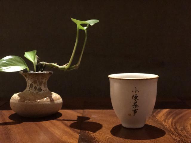 白瓷底翡翠原石的简单介绍-第1张图片-翡翠网 白瓷底翡翠原石的简单介绍-第1张图片-翡翠网