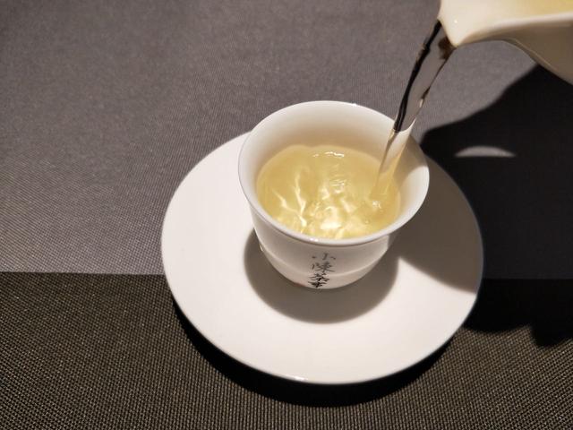 白瓷底翡翠原石的简单介绍-第7张图片-翡翠网 白瓷底翡翠原石的简单介绍-第7张图片-翡翠网