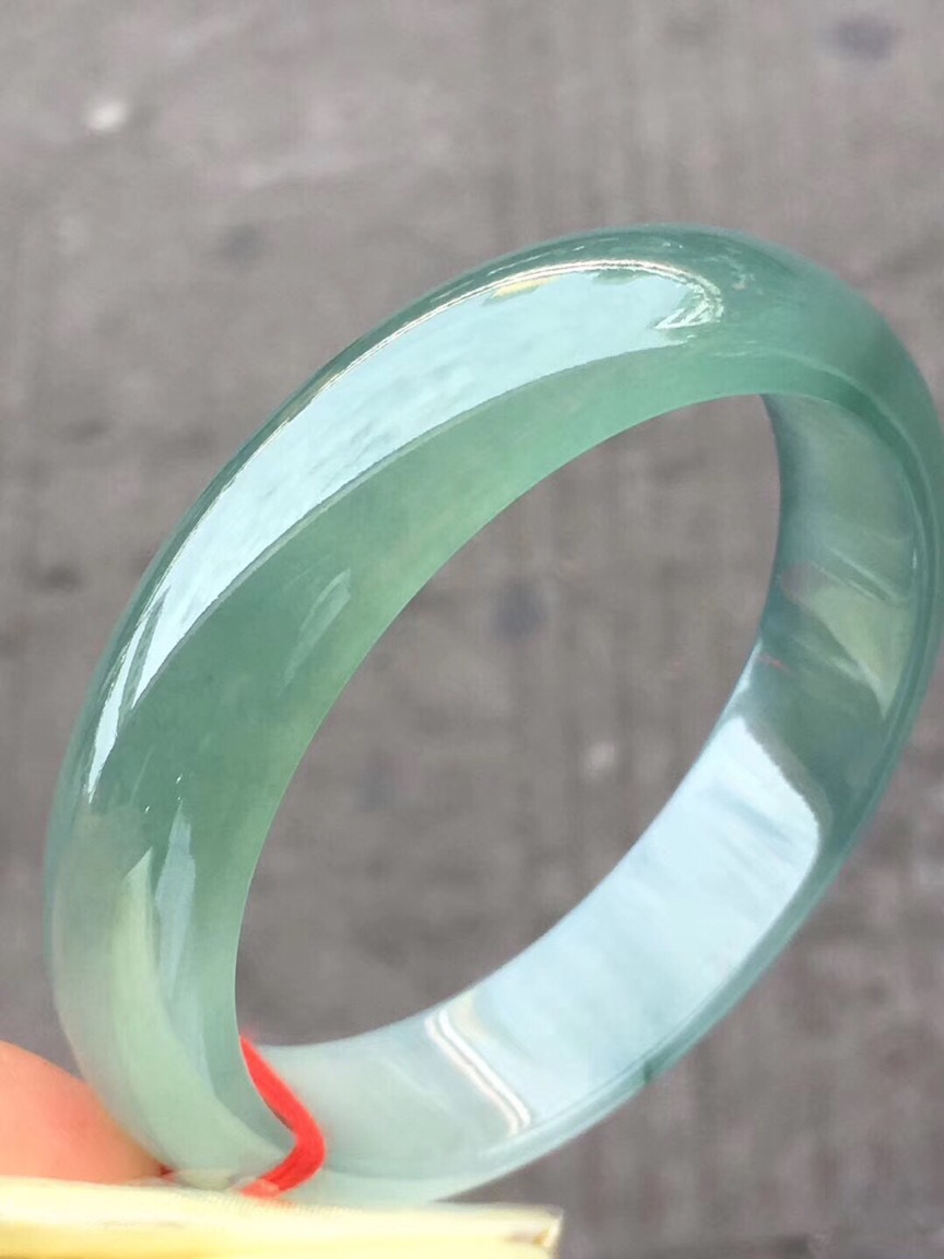 翡翠油绿手镯的简单介绍-第1张图片-翡翠网 翡翠油绿手镯的简单介绍-第1张图片-翡翠网