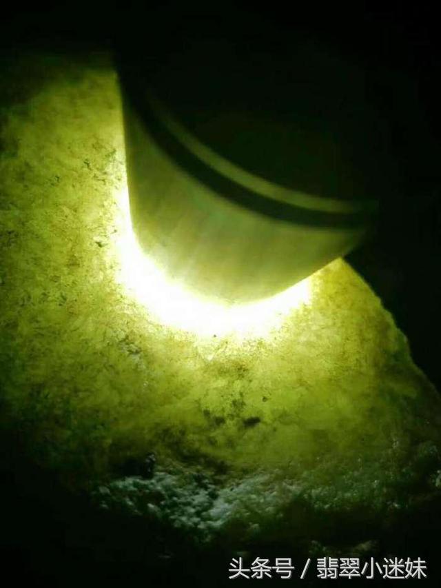 关于小件帝王绿翡翠原石的信息-第7张图片-翡翠网 关于小件帝王绿翡翠原石的信息-第7张图片-翡翠网