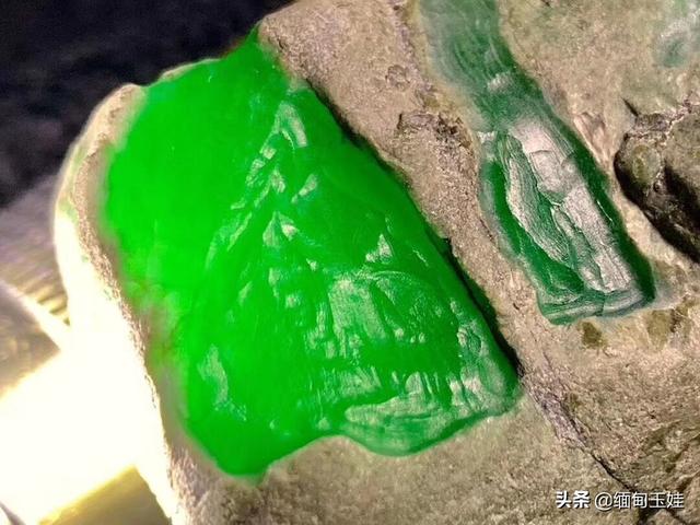 南齐翡翠原石特点的简单介绍-第2张图片-翡翠网 南齐翡翠原石特点的简单介绍-第2张图片-翡翠网