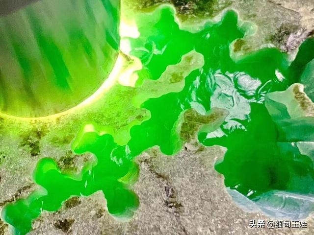 南齐翡翠原石特点的简单介绍-第4张图片-翡翠网 南齐翡翠原石特点的简单介绍-第4张图片-翡翠网