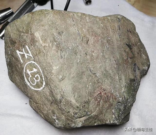 南齐翡翠原石特点的简单介绍-第6张图片-翡翠网 南齐翡翠原石特点的简单介绍-第6张图片-翡翠网