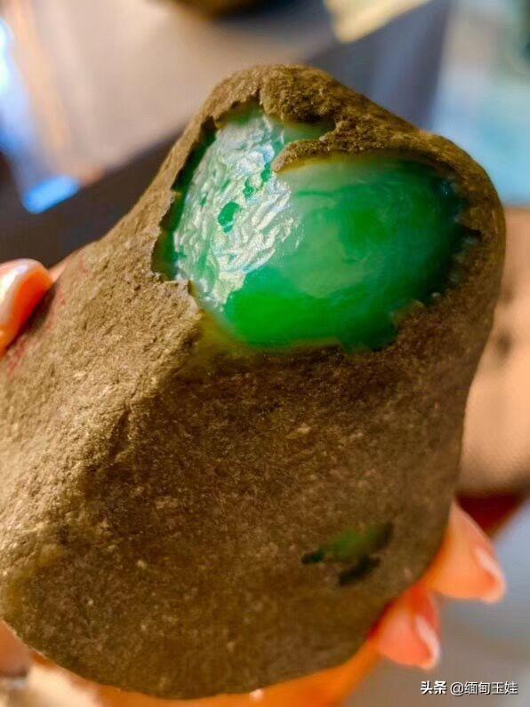 南齐翡翠原石特点的简单介绍-第7张图片-翡翠网 南齐翡翠原石特点的简单介绍-第7张图片-翡翠网