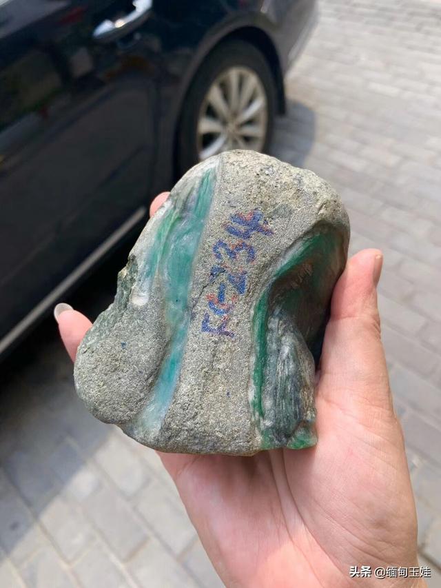 南齐翡翠原石特点的简单介绍-第8张图片-翡翠网 南齐翡翠原石特点的简单介绍-第8张图片-翡翠网