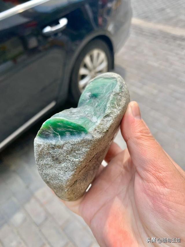 南齐翡翠原石特点的简单介绍-第9张图片-翡翠网 南齐翡翠原石特点的简单介绍-第9张图片-翡翠网