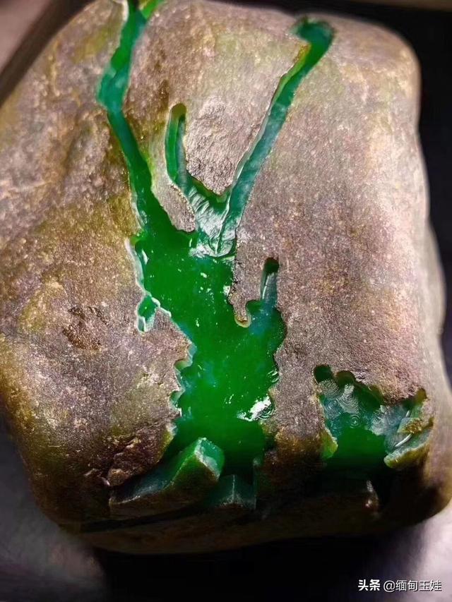 南齐翡翠原石特点的简单介绍-第10张图片-翡翠网 南齐翡翠原石特点的简单介绍-第10张图片-翡翠网