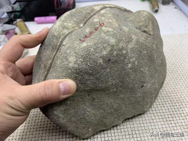 南齐翡翠原石特点的简单介绍-第11张图片-翡翠网 南齐翡翠原石特点的简单介绍-第11张图片-翡翠网