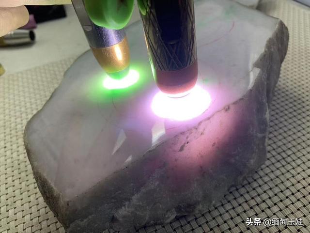 南齐翡翠原石特点的简单介绍-第12张图片-翡翠网 南齐翡翠原石特点的简单介绍-第12张图片-翡翠网