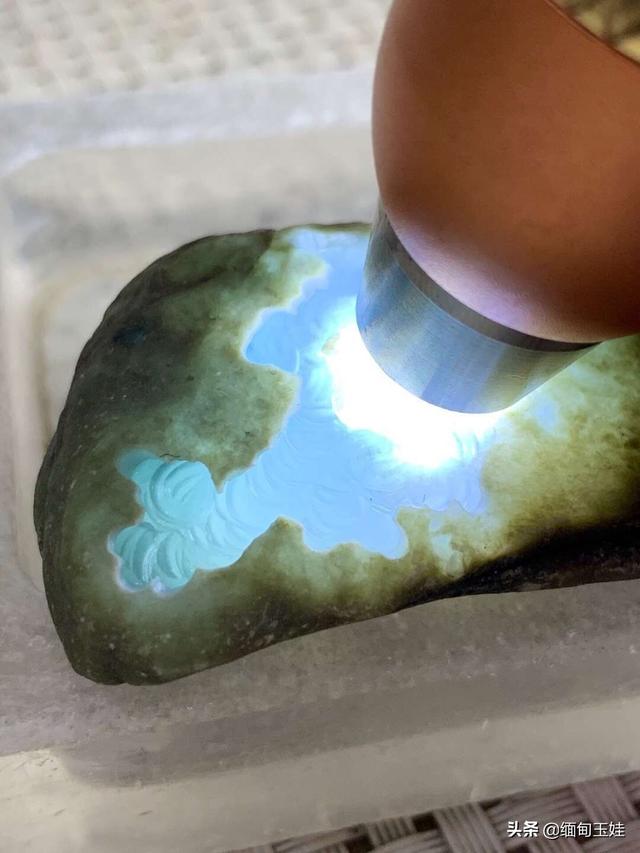 南齐翡翠原石特点的简单介绍-第14张图片-翡翠网 南齐翡翠原石特点的简单介绍-第14张图片-翡翠网
