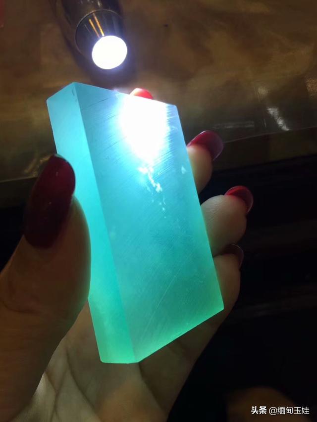 南齐翡翠原石特点的简单介绍-第15张图片-翡翠网 南齐翡翠原石特点的简单介绍-第15张图片-翡翠网